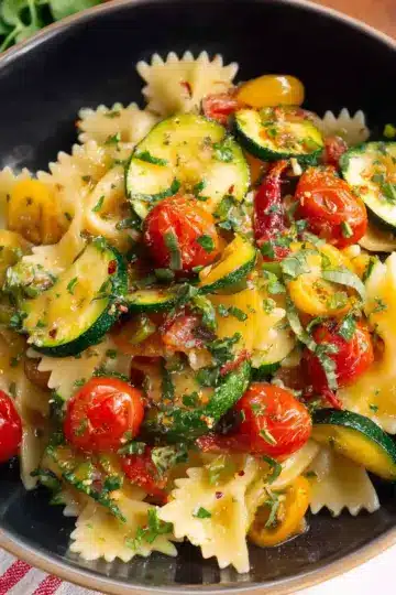 Pasta with zucchini and tomatoes